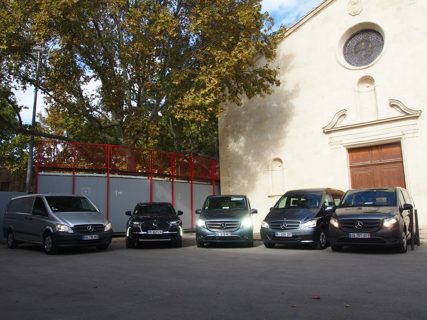 La flotte AKEN Services devant une église